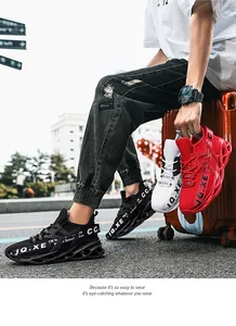 Primer plano de zapatillas de malla transpirable con suela de cuchilla en negro, blanco y rojo