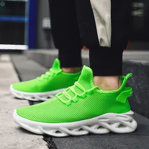 Heren hardloopschoenen in neon groen met ademend mesh en dikke witte golvende zool
