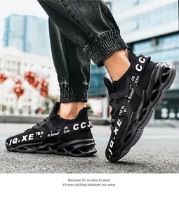 Detalle de zapatillas de malla negra transpirable con suela hueca amortiguadora en el pie