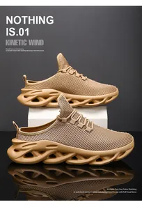 Λεπτομέρεια από χακί mesh sneaker mule με κοίλη σόλα κύματος σε βάση στούντιο