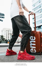 Detalle de zapatillas rojas de malla con suela gruesa tipo hoja en estilo callejero