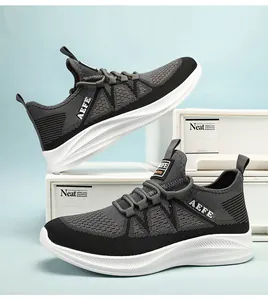 Detailansicht des atmungsaktiven Obermaterials und der weißen Sohle bei Herren-Laufschuhen
