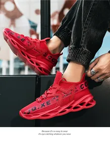 Primer plano de zapatillas de malla roja con suela de hoja hueca única en pies