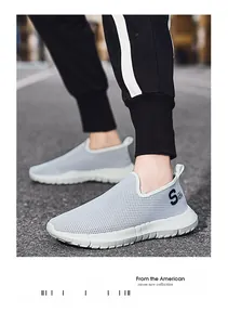 Detail eines grauen Slip-On-Herrenschuhs aus atmungsaktivem Mesh mit Gummisohle
