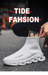 Macro di sneaker a calzino bianca mimetica con suola a onde traforata ad alto impatto