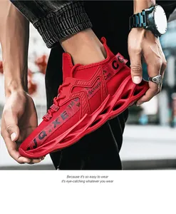 Detalle de zapatilla deportiva de malla roja con suela de amortiguación mecánica hueca