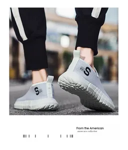 Detail der grauen Mesh-Sneaker mit atmungsaktivem Stoff und rutschfesten Sohlen