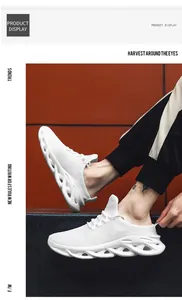 Λεπτομέρεια από λευκά mesh sneakers με την ιδιαίτερη κυματιστή σόλα και μοντέρνο σχέδιο