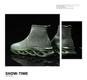 Dettagli di sneaker a calzino verde militare con trama camo e suole a onde cave
