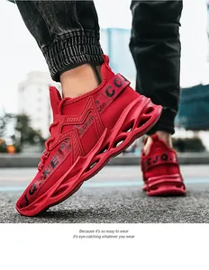 Primer plano de zapatilla deportiva roja transpirable con suela de cuchilla amortiguadora