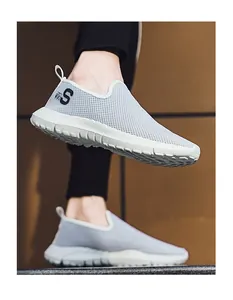 Detail eines hellgrauen Slip-On-Sportschuhs mit atmungsaktivem Mesh und dicker Polstersohle