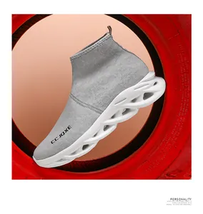 Dettaglio della sneaker in maglia grigia con suola ammortizzata bianca traforata