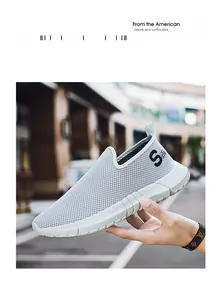 Detail von grauen Herren-Slip-On-Sneakern aus Mesh mit gedämpfter weißer Sohle