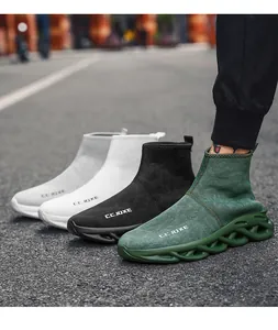 Dettaglio di sneaker a calzino in maglia con suola ammortizzata ondulata e cava