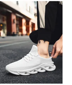 Λεπτομερής προβολή λευκών sneakers με πλέγμα και παχιά σόλα απορρόφησης κραδασμών