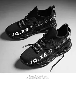 Primer plano de zapatillas de malla negra transpirable con suelas de amortiguación únicas