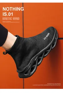 Dettaglio di sneaker a calzino nere con suola a onde e scritta del logo laterale