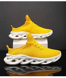 Λεπτομέρεια από κίτρινα mesh mule sneakers με κυματιστή αντικραδασμική σόλα