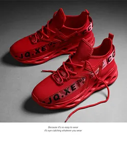 Detalle de zapatillas rojas de malla transpirable con cintas negras de marca y suela de hoja