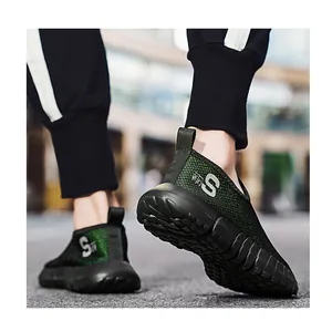 Detailansicht des atmungsaktiven Fly-Knit-Gewebes in Schwarz und Grün bei Herrensportschuhen