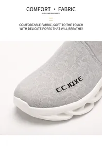 Dettaglio del tessuto mesh grigio traspirante e suola spessa ondulata delle scarpe sportive