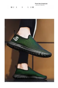 Detail von grünen Mesh-Slippern mit Wellen-Gummisohle und sportlicher Stricktextur
