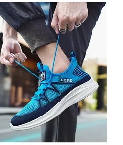 Nahaufnahme der blauen Strick-Sneaker mit weißer Wellensohle und AEFE-Logo