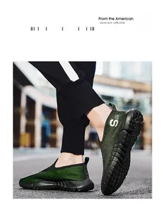 Detail von grünen Mesh-Slip-On-Sneakern mit schwarzer Gummilaufsohle für Herren Freizeit