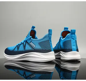 Detailansicht blauer atmungsaktiver Mesh-Sneaker mit weißer dicker rutschfester Sohle