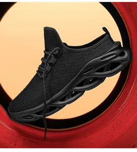 Macro λήψη από μαύρο διαπνέον πλέγμα sneaker με αντικραδασμική σόλα με κοίλα κύματα
