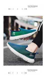 Detail von blau-grünem Mesh-Sneaker zum Slipper mit atmungsaktivem Obermaterial auf Straße