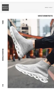 Dettaglio delle sneakers a calzino in maglia grigia con suola a lama bianca cava