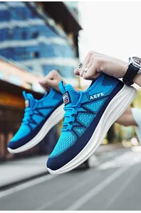 Nahaufnahme der blauen AEFE Sneaker mit atmungsaktivem Mesh und weißer Wellensohle
