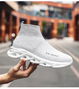 Dettaglio di sneaker a calzino grigia con suola bianca ondulata e traforata