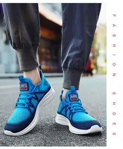 Detailansicht der atmungsaktiven blauen Mesh-Sportschuhe mit Wellentextur und dicker weißer Sohle