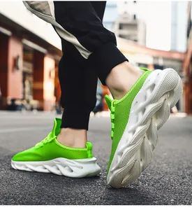 Λήψη δρόμου από νέον πράσινο mesh sneaker με λευκή κυματιστή σόλα με ανοίγματα