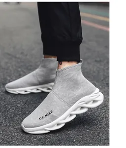 Dettaglio sneaker a calzino grigia in maglia con suola ondulata e marchio CC JOXE