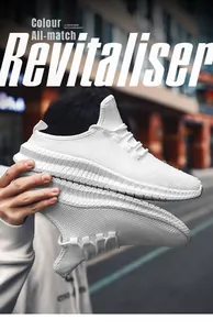 Nahaufnahme von weißem atmungsaktivem Flyknit-Gewebe auf einem Herren-Sneaker