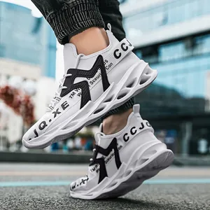 Modieuze wit-zwarte ademende mesh sneakers met een unieke zool met holle bladstructuur