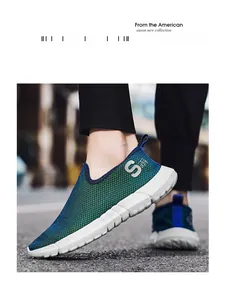 Detailansicht des atmungsaktiven blau-grünen Mesh-Gewebes und Slip-On-Designs der Herrenschuhe