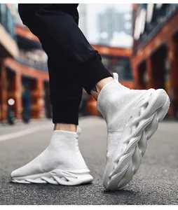 Dettaglio di sneaker a calzino bianche alte con maglia lavorata e suola a onde spessa