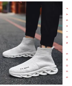 Dettaglio ravvicinato di sneakers a calzino bianche con trama mimetica e suola a onde