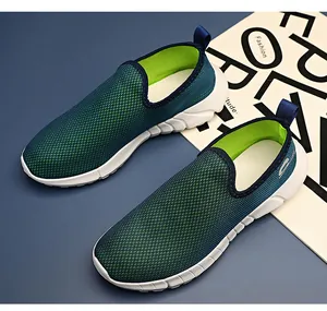 Detail des blaugrünen Mesh-Gewebes und neongrünen Innenfutters am Slipper-Sportschuh