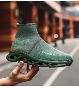 Dettaglio delle sneakers verdi militari in maglia camouflage con suola ondulata