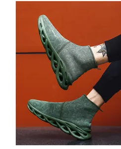 Vista dinamica delle sneakers a calzino in maglia verde militare con suola a foglia