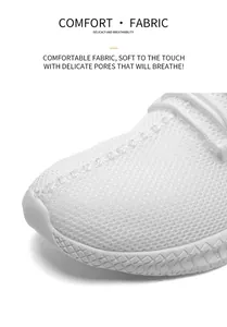 Detailansicht des weißen atmungsaktiven Mesh-Gewebes und der rutschfesten Sneakersohle