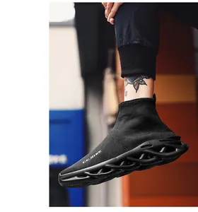 Dettaglio della sneaker a calza nera con tessuto traspirante e suola ammortizzante