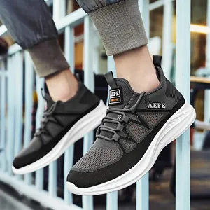 Atmungsaktive Herren Mesh-Laufschuhe in Schwarz-Grau mit leichter weißer Sportsohle