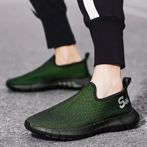 Herren-Slipper aus grünem Mesh-Gewebe mit dicker schwarzer Gummisohle und S-Logo