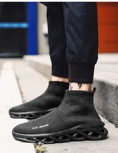 Dettaglio di sneaker a calzino nere con un'unica suola a onde incavate per l'ammortizzazione
